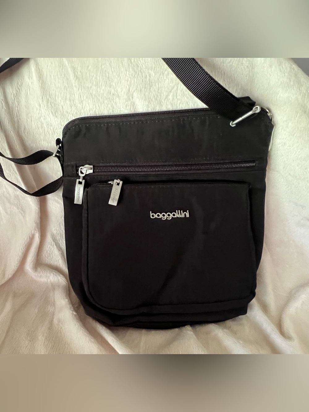 Baggallini Black Compact Crossbody Messenger